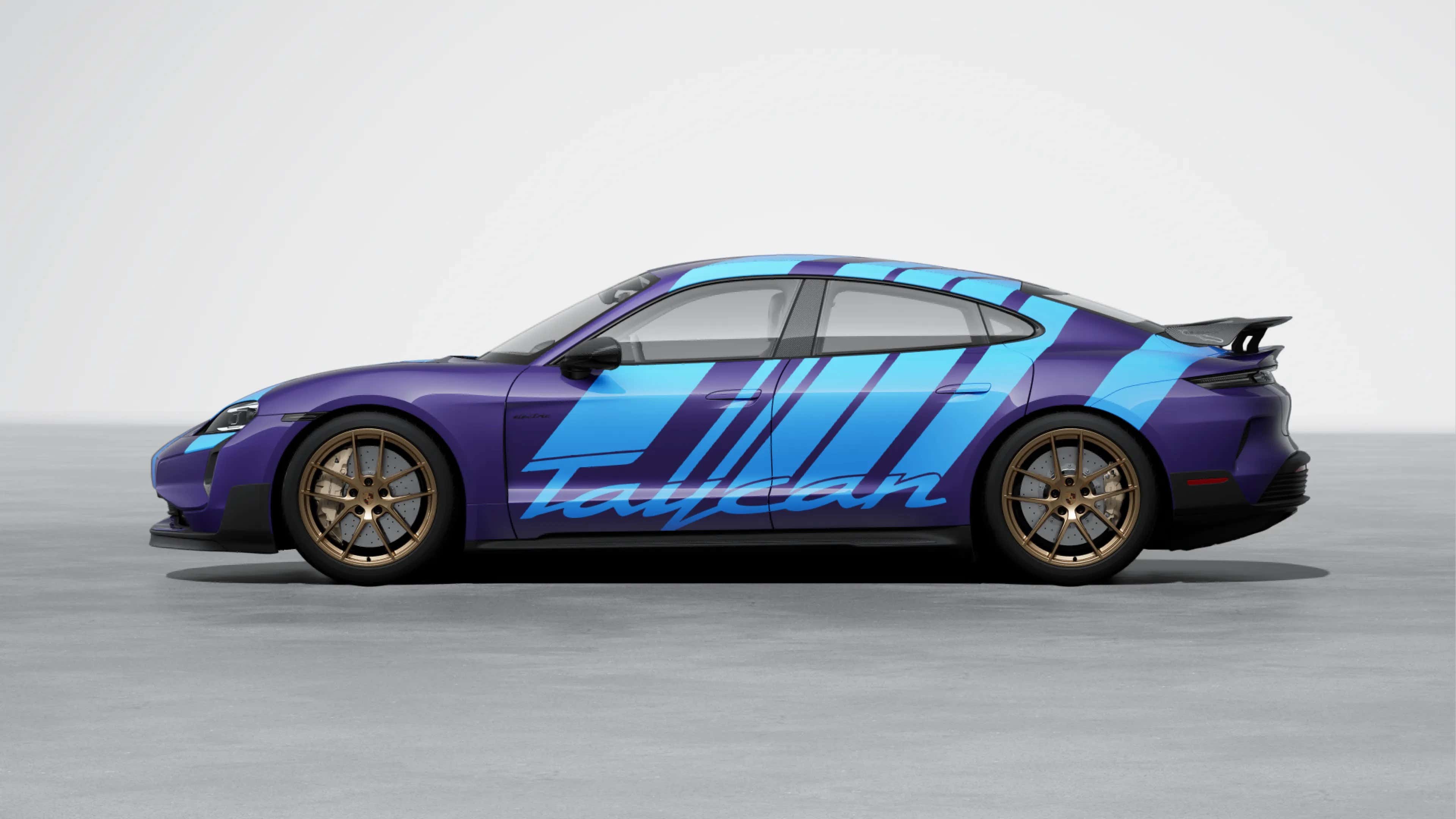 Seitenansicht eines lila Porsche Taycan Turbo GT mit leuchtend blauer Lackierung
